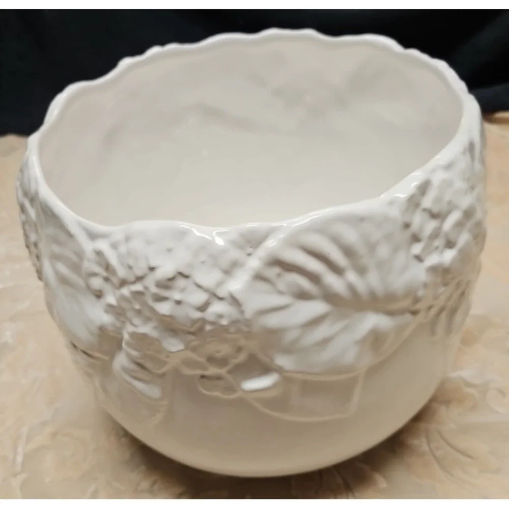 Vntg‎ Large white planter with leaves and flowers molded in pottery